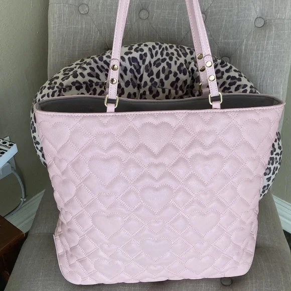 🆑 Betsey Johnson Quilted Puffy Heart Swag Tote. Gray/pink/purple hue Tote Bag - Picture 3 of 17